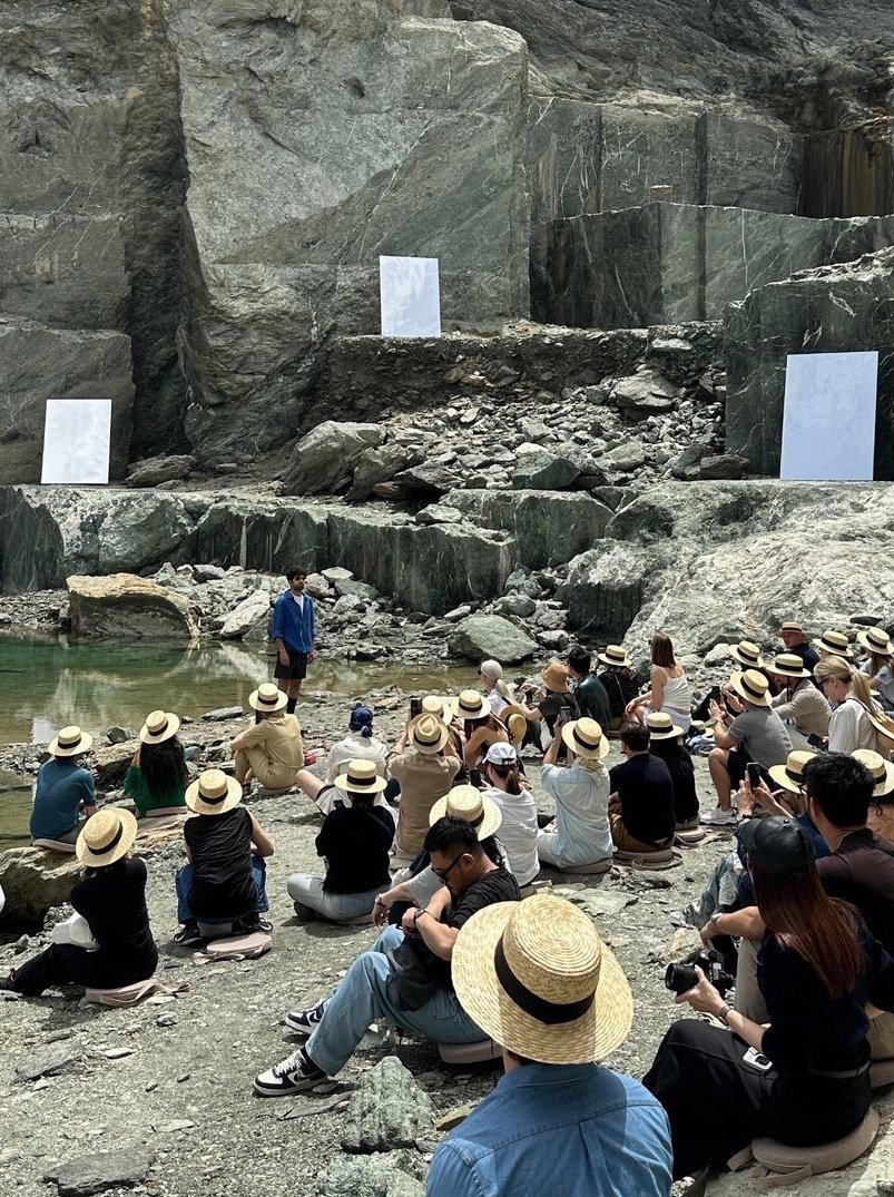 Στιγμιότυπο από το event του οίκου Hermes στα λατομεία της Τήνου στις 22/5/24 / Φωτογραφία: rasemkamal/Instagram