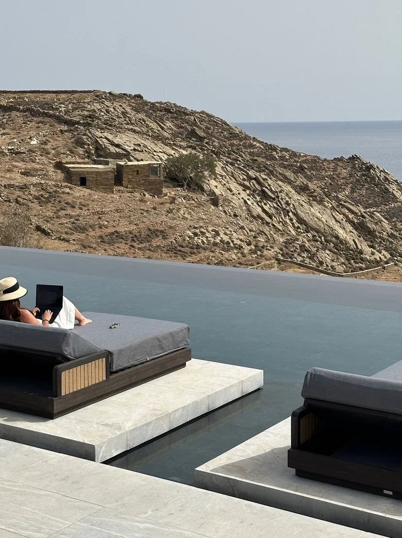 Η αποστολή διέμεινε στο ξενοδοχείο Odera Tinos, το πρώτο πεντάστερο resort του νησιού / Φωτογραφία: rasemkamal/Instagram