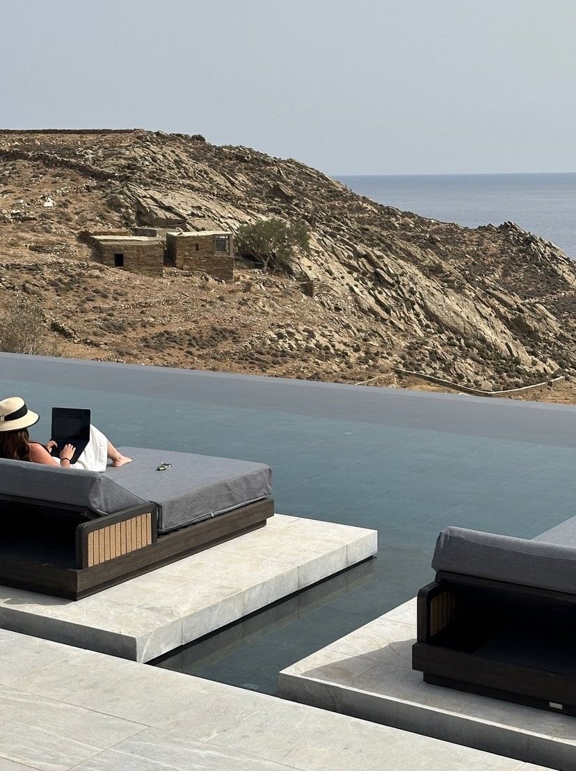 Η αποστολή διέμεινε στο ξενοδοχείο Odera Tinos, το πρώτο πεντάστερο resort του νησιού / Φωτογραφία: rasemkamal/Instagram