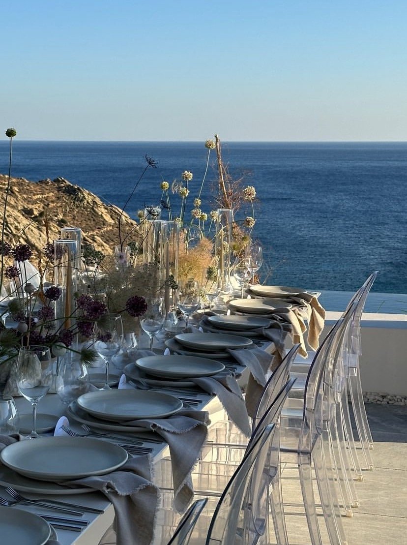 Τραπέζι στρωμένο για τα μέλη της αποστολής του οίκου Hermes, σε μια βεράντα πάνω από το Αιγαίο / Φωτογραφία: rasemkamal/Instagram