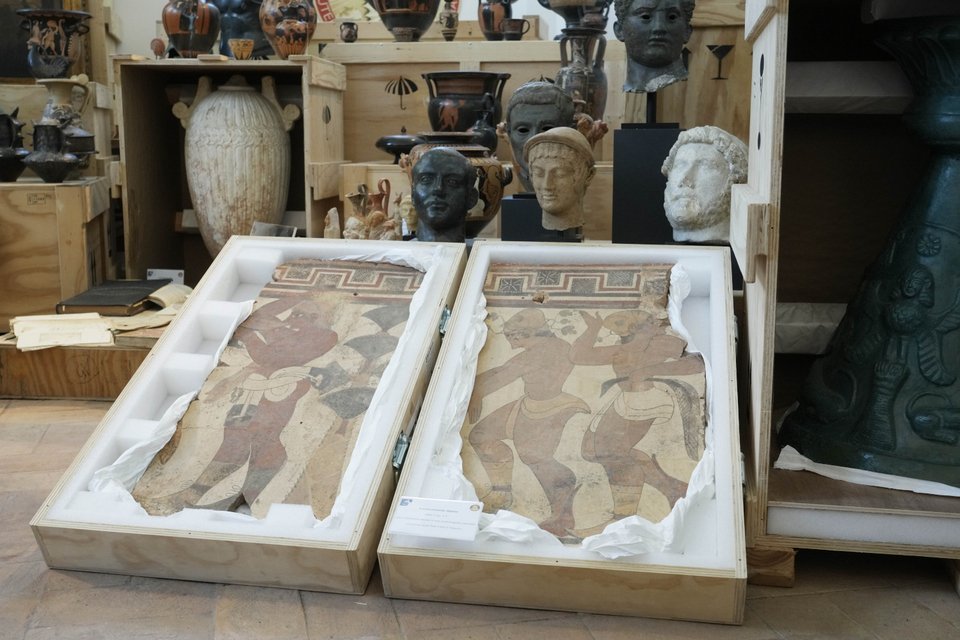Ψηφιδωτά, ορειχάλκινα αγάλματα, μπρούτζινες κεφαλές και ετρουσκικά βάζα περιλαμβάνονται μεταξύ των περίπου 600 αρχαιοτήτων που επαναπατρίστηκαν στην Ιταλία από τις ΗΠΑ