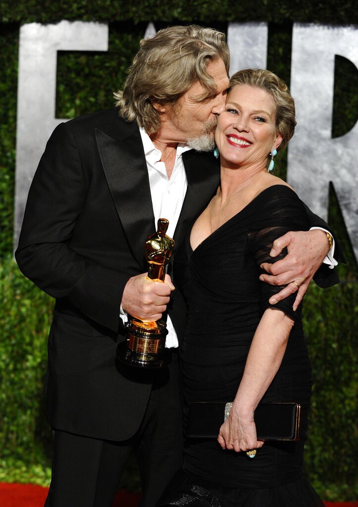 Ο Jeff Bridges δίνει ένα τρυφερό φιλί στη σύζυγό του, Susan Geston