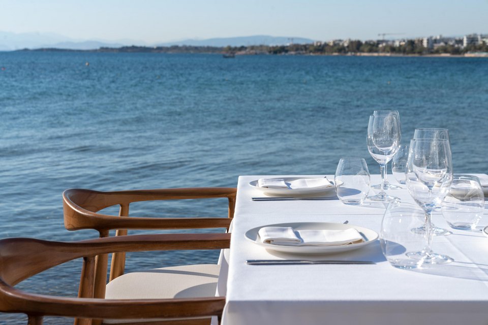 Τραπέζι πάνω στο κύμα στο εστιατόριο «Παπαϊωάννου»