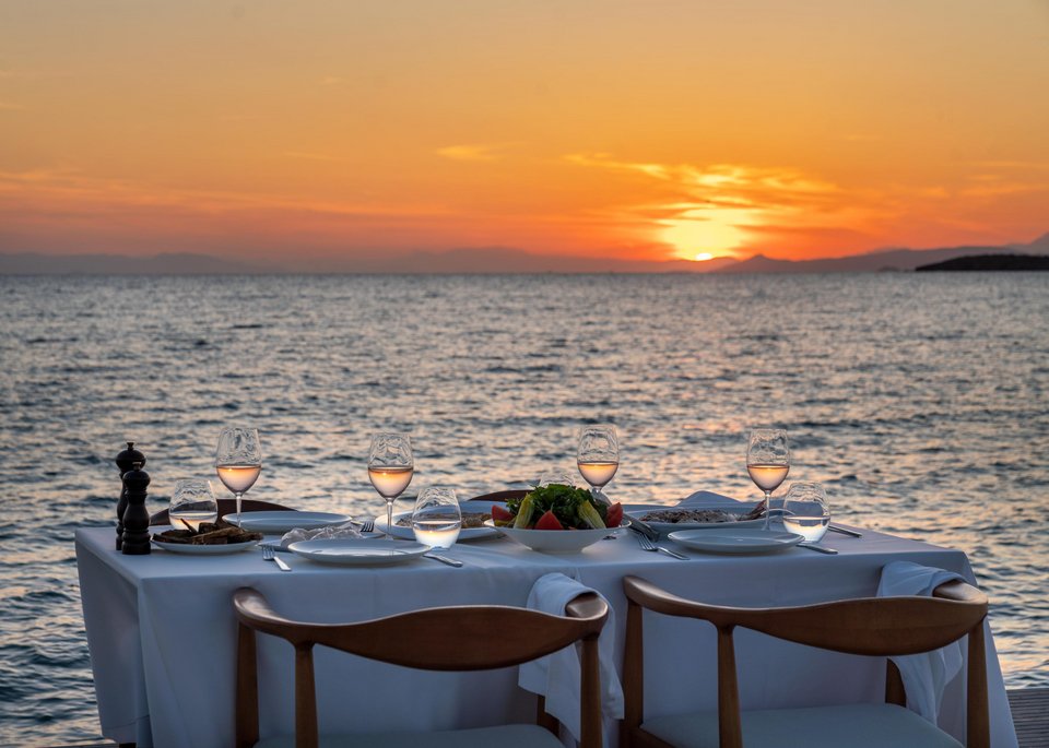 Τραπέζι στο ηλιοβασίλεμα στο εστιατόριο «Παπαϊωάννου» 