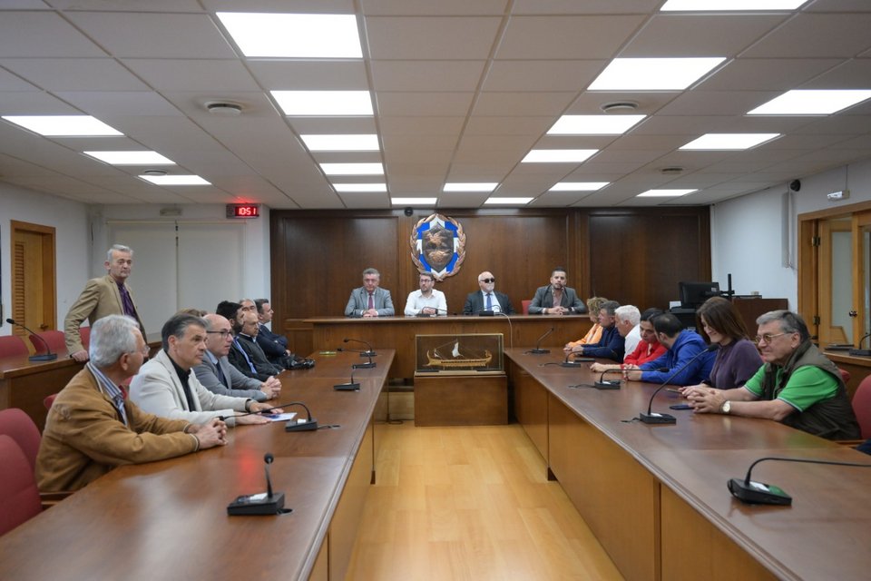 Ο πρόεδρος του ΠΑΣΟΚ, Νίκος Ανδρουλάκης, κατά την περιοδεία του στην Κόρινθο