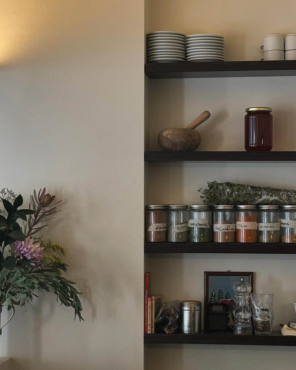 Γωνιά στην ανοιχτή κουζίνα / Φωτογραφία: allios.kafeneio/Instagram