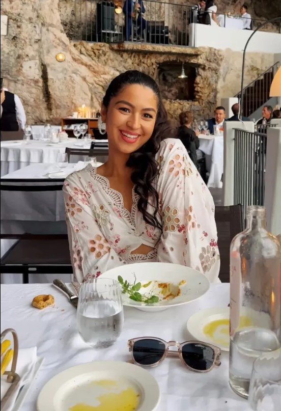 Η Aurélie μπόρεσε να απολαύσει τα εμβληματικά ασβεστωμένα κτίρια και τα γαλαζοπράσινα νερά της Σαντορίνης χωρίς να επισκεφθεί το νησί.