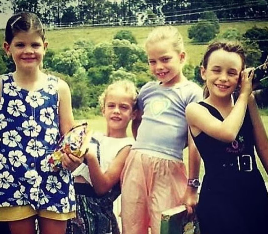 Τα κορίτσια είναι φίλες από τότε που ήταν μικρά κορίτσια μεγαλώνοντας στην Αυστραλία