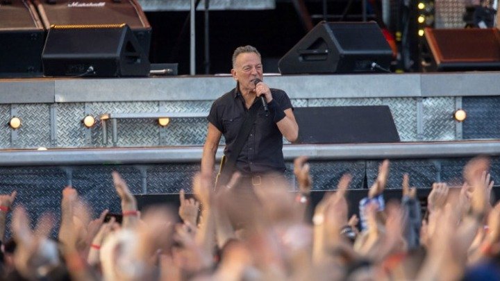 To «Road Diary: Bruce Springsteen and The E Street Band» είναι ένα νέο ντοκιμαντέρ που καταγράφει τα παρασκήνια της παγκόσμιας περιοδείας του θρυλικού καλλιτέχνη της ροκ, Μπρους Σπρίνγκστιν