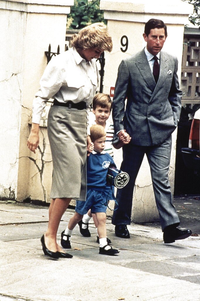 Η πριγκίπισσα Νταϊάνα κρατά το χέρι του μικρού πρίγκιπα Χάρι, καθώς ο πρίγκιπας Κάρολος κρατά αυτό του Γουίλιαμ