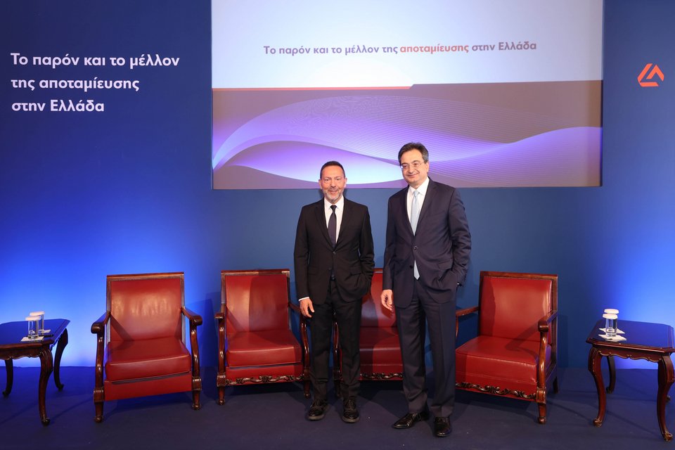 Ο δοικητής της ΤτΕ Γιάννης Στουρνάρας και ο διευθύνων σύμβουλος της Eurobank Φωκίων Καραβίας