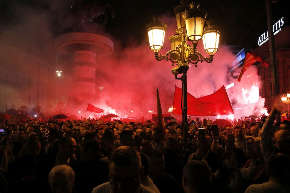 Πανηγυρίζουν οι οπαδοί του VMRO-DPMNE / Φωτογραφία AP