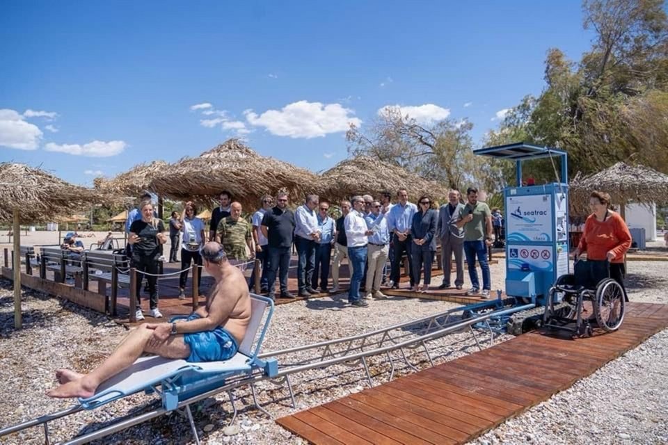 Παραλία Γλυφάδας: Η εγκατάσταση για την πρόσβαση των ατόμων με αναπηρία στη θάλασσα