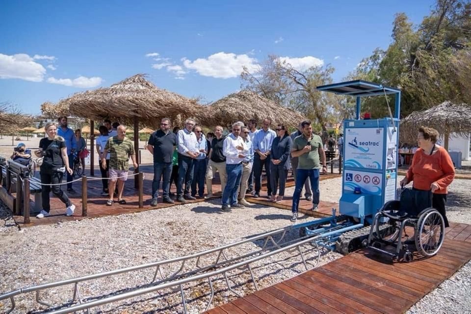 Παραλία Γλυφάδας: Η εγκατάσταση για την πρόσβαση των ατόμων με αναπηρία στη θάλασσα