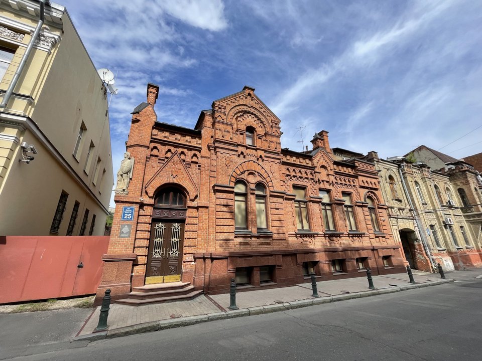 Πολλά από τα κτίρια στο Χάρκοβο είναι νεοκλασικά του 18ου και 19ου αιώνα. Οι καταστροφές που έχουν υποστεί είναι σημαντικές