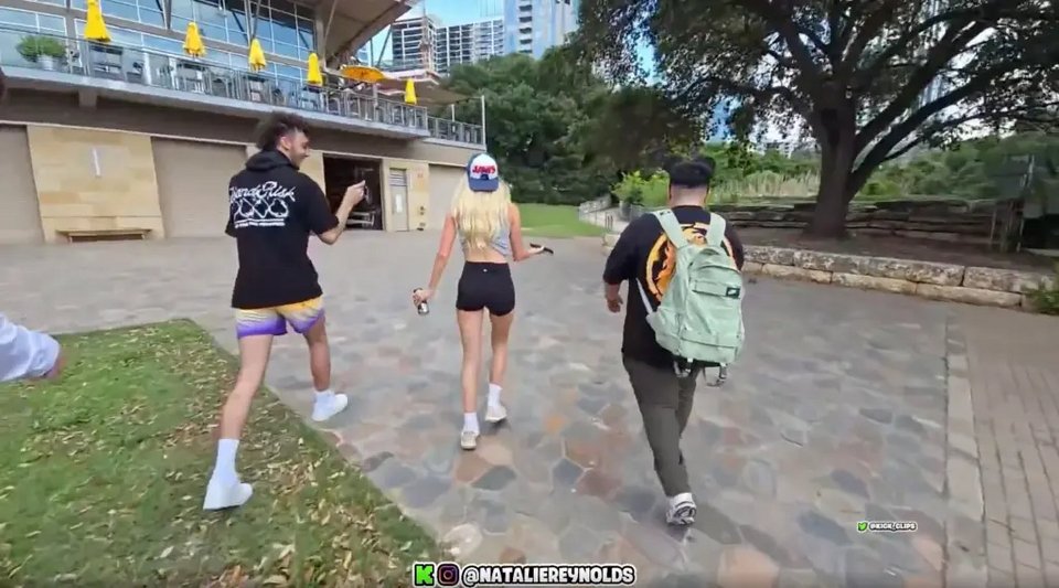 Οι φίλοι της είπαν επανειλημμένα στην 25χρονη ότι «η κατάσταση είναι σοβαρή», προτού αποχωρήσει την ώρα που έφθανε πυροσβεστικό όχημα στο σημείο  