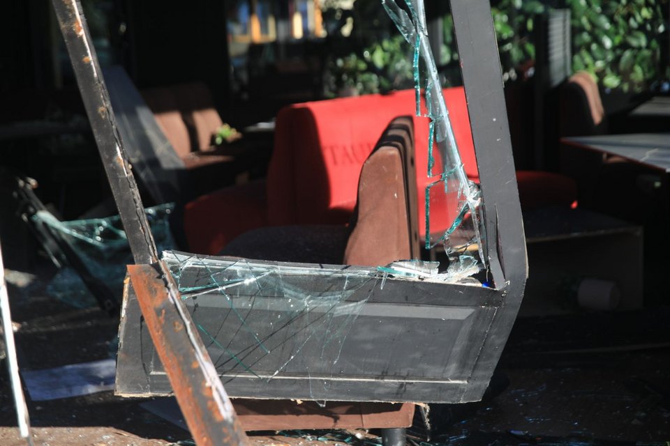 Τροχαίο στη Συγγρού: Αυτοκίνητο «εισέβαλε» σε καφετέρια που βρισκόταν σε λειτουργία [βίντεο]