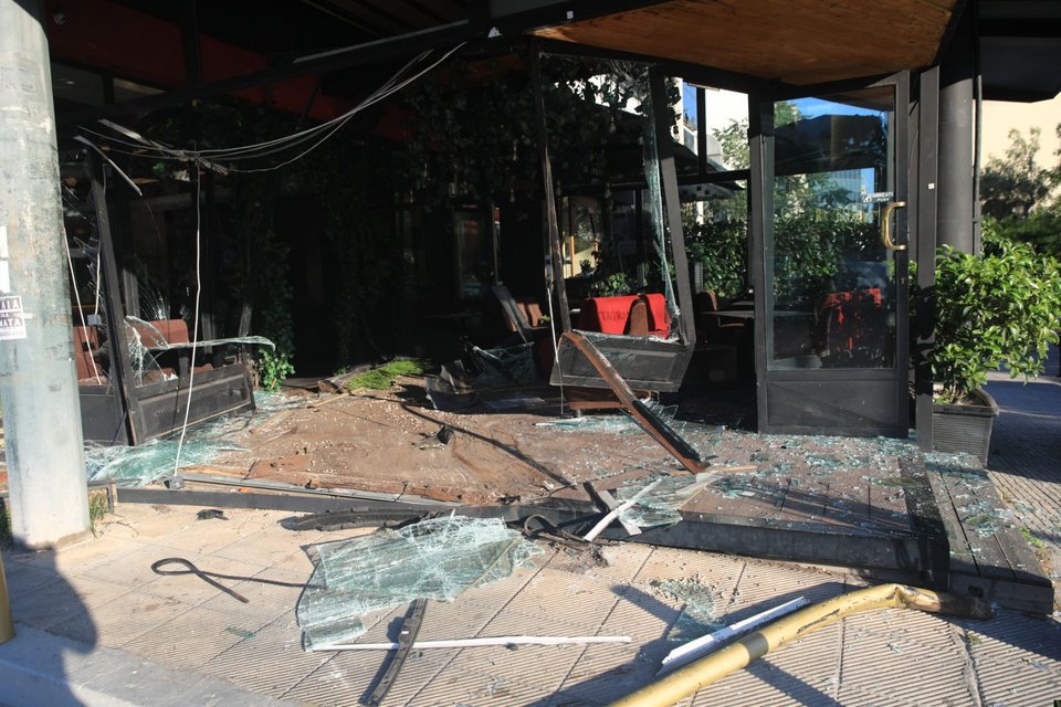 Τροχαίο στη Συγγρού: Αυτοκίνητο «εισέβαλε» σε καφετέρια που βρισκόταν σε λειτουργία [βίντεο]