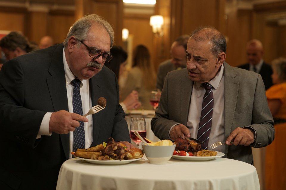 Μια παρέα χωρίς ηθικούς φραγμούς, οι οποία τρυπώνει σε δεξιώσεις για να φάει τσάμπα