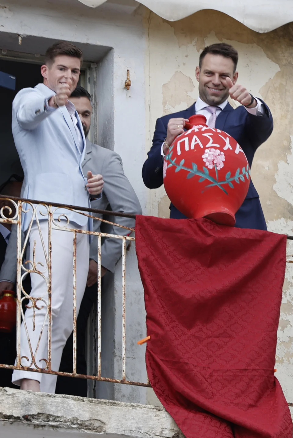 Ο πρόεδρος του ΣΥΡΙΖΑ Προοδευτική Συμμαχία, Στέφανος Κασσελάκης, στο έθιμο των Μπότηδων στην Κέρκυρα. Μεγάλο Σάββατο 4 Μαΐου 2024