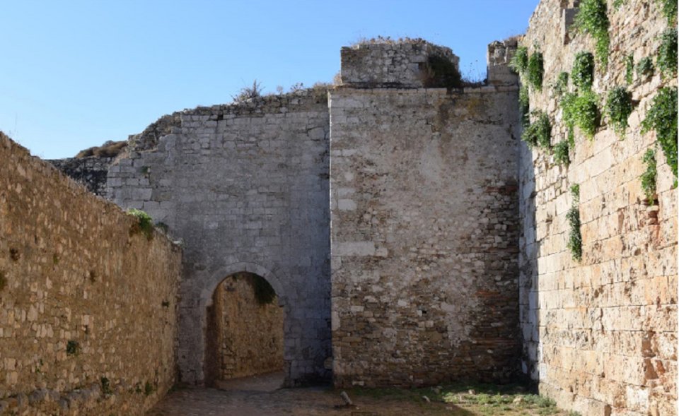 Οχυρωματικός περίβολος χερσαίας πύλης κάστρου Μεθώνης