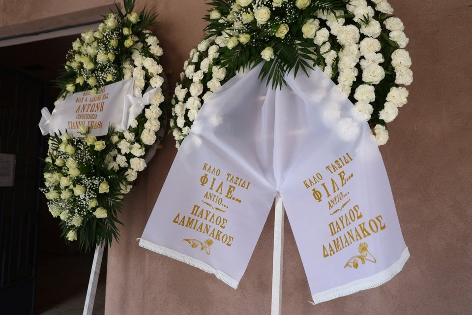 Στεφάνι  στην κηδεία του Αντώνη Τουρκογιώργη -Φωτογραφία: Eurokinissi/ΓΙΑΝΝΗΣ ΠΑΝΑΓΟΠΟΥΛΟΣ 