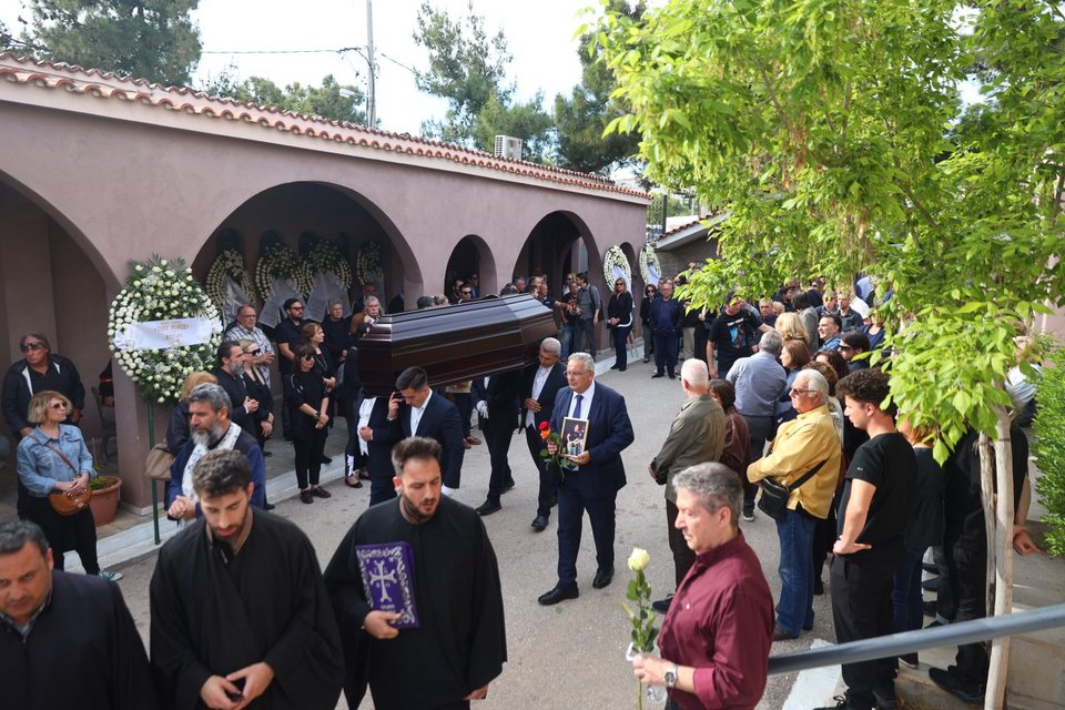 Συγγενείς, φίλοι και θαυμαστές αποχαιρέτησαν τον Αντώνη Τουρκογιώργη -Φωτογραφία: Eurokinissi/ΓΙΑΝΝΗΣ ΠΑΝΑΓΟΠΟΥΛΟΣ