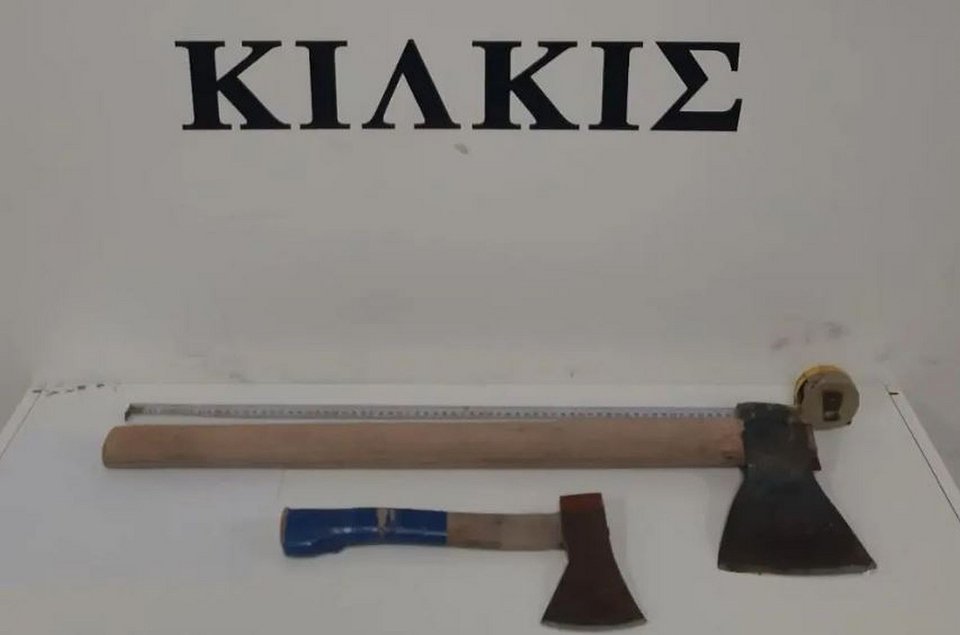 Τα δύο τσεκούρια που χρησιμοποίησε ο 51χρονος κατά των αστυνομικών
