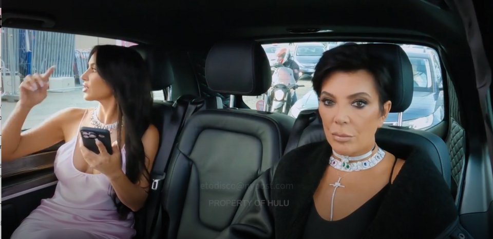 Κιμ Καρντάσιαν και Κρις Τζένερ στο αυτοκίνητο για την επίδειξη μόδας