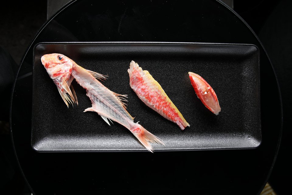 To μπαρμπούνι γίνεται nigiri στην κουζίνα του Kinjo / Φωτογραφία: kinjo.athens/Instagram