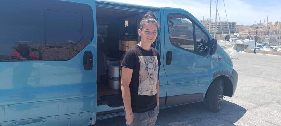 Η 28χρονη Βαρβάρα από την Κρήτη που θέλει να κάνει το γύρο της Ευρώπης με το βαν της