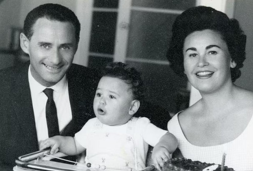 Η Lali και η Gita Sokolov με τον γιο τους Gary, ο οποίος γεννήθηκε το 1961