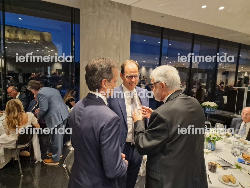 Μάικ Μανάτος, Θωμάς Βαρβιτσιώτης, Father Alex