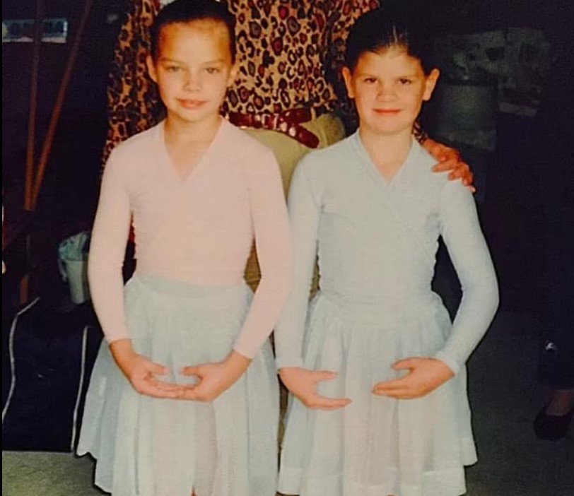 Η Margot και η Brittany σε μικρή ηλικία