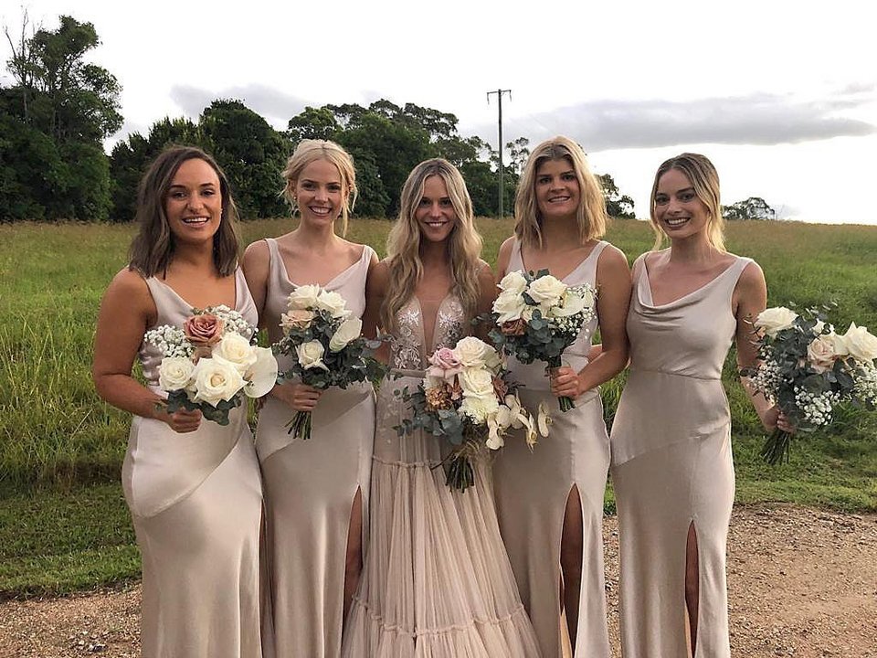 Η Μάργκοτ Ρόμπι έχει γίνει ξανά παράνυμφος σε άλλη φίλη από την παιδική της παρέα