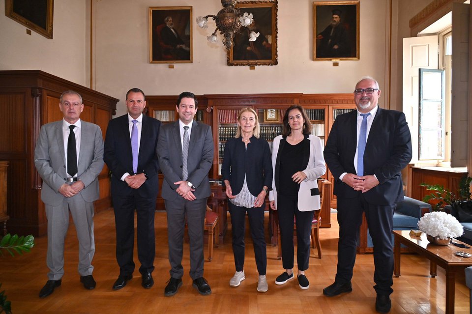 Από αριστερά προς τα δεξιά: Κοσμήτορας της Σχολής Επιστημών της Αγωγής, Καθηγητής κ. Θωμάς Μπαμπάλης, Αντιπρύτανης Έρευνας, Καινοτομίας και Διά Βίου Μάθησης, Αν. Καθηγητής κ. Χρήστος Καραγιάννης, Πρύτανης, Καθηγητής κ. Γεράσιμος Σιάσος, Προέδρος του «Μαζί για το Παιδί», κ. Αλεξάνδρα Μαρτίνου, Γενική Διευθύντρια του «Μαζί για το Παιδί», κ. Λένια Κοντογούρη, Αντιπροέδρος του Συμβουλίου Διοίκησης, Καθηγητής κ. Νικόλαος Θωμαΐδης