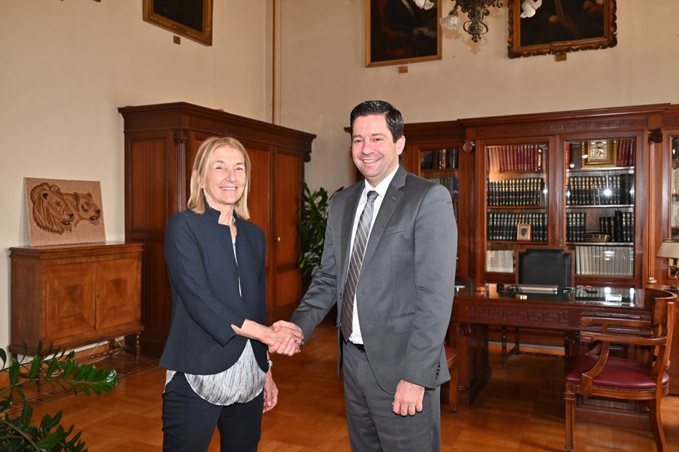 Προέδρος του «Μαζί για το Παιδί», κ. Αλεξάνδρα Μαρτίνου, Πρύτανης ΕΚΠΑ, Καθηγητής κ. Γεράσιμος Σιάσος