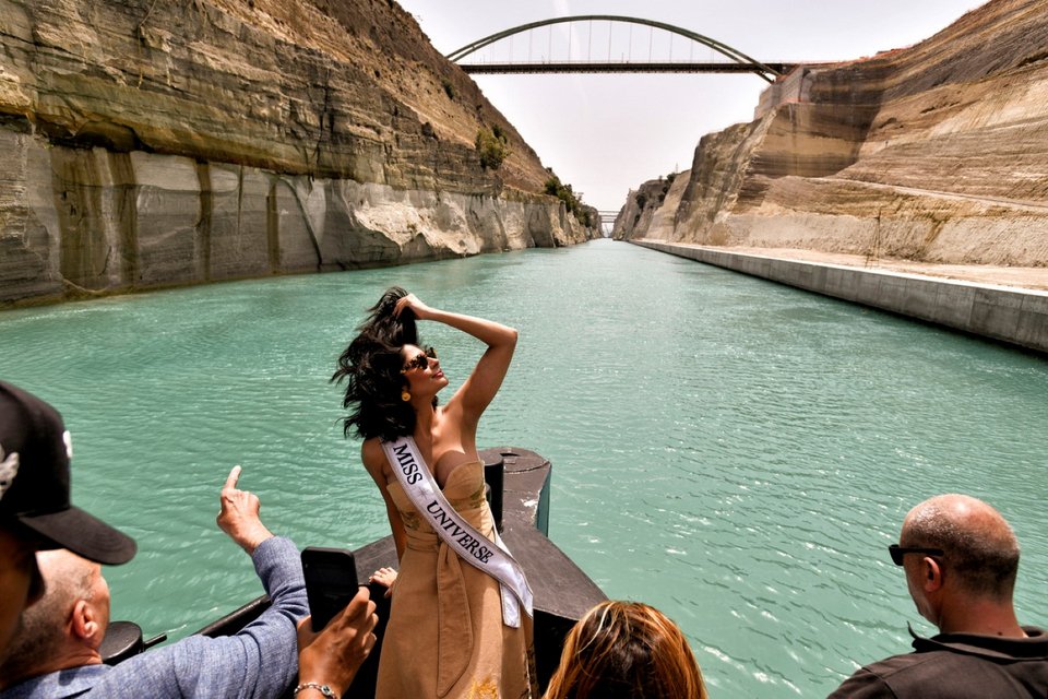 Η Μις Υφήλιος 2023, Sheynnis Palacios, διασχίζει με πλοίο τον Ισθμό της Κορίνθου / Φωτογραφία: ΑΠΕ-ΜΠΕ/ΒΑΣΙΛΗΣ ΨΩΜΑΣ