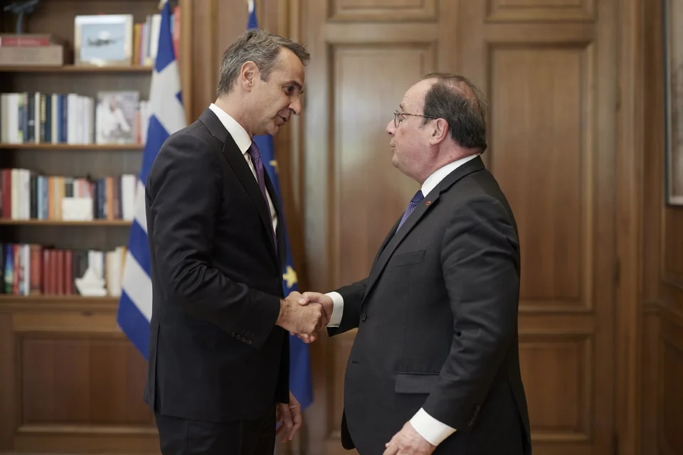 Ο πρωθυπουργός Κυριάκος Μητσοτάκης με τον πρώην πρόεδρο της Γαλλίας Φρανσουά Ολλάντ στο Μέγαρο Μαξίμου / Φωτογραφία: ΓτΠ Δημήτρης Παπαμήτσος 