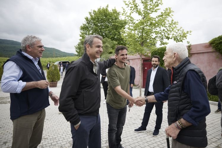 Ο Κ. Μητσοτάκης με τον γιο του, Κωνσταντίνο, στο κτήμα «Κυρ-Γιάννη», με τον Γιάννη Μπουτάρη