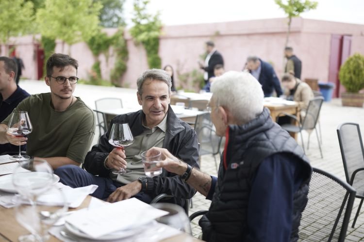 Ο Κυριάκος Μητσοτάκης με τον γιο του, Κωνσταντίνο, στο κτήμα «Κυρ-Γιάννη», με τον Γ. Μπουτάρη