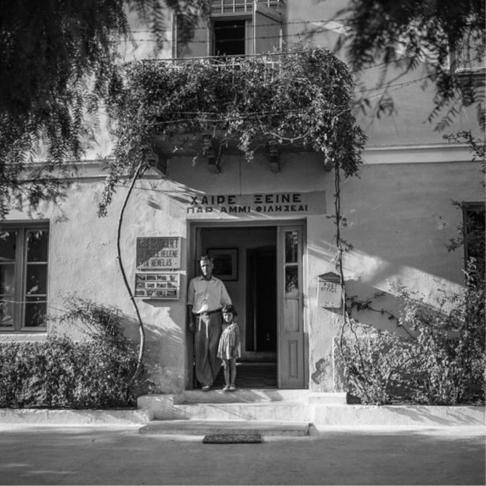 Οι φωτογραφίες του μας επιστρέφουν σε τόπους και ανθρώπους και ανακινούν την ανάμνηση και τις αφηγήσεις που βρίσκονται καλά κρυμμένες στο παρελθόν
