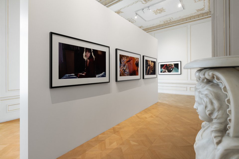Η παρουσίαση των έργων της Cindy Sherman κάτω από την ίδια στέγη με τη διάσημη Συλλογή Κυκλαδικής Τέχνης του Μουσείου Kυκλαδικής Τέχνης