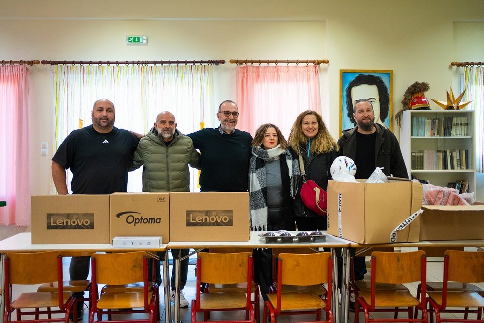 Από τις παραδόσεις του προγράμματος «Μαζί για καλό σκοπό» σε φορείς ανά την Ελλάδα