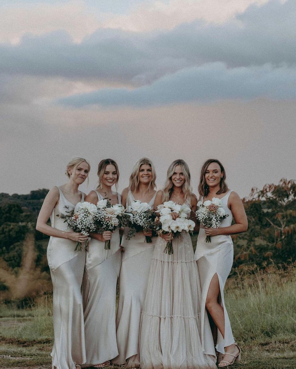 Η Μάργκοτ Ρόμπι παράνυμφος παλαιότερα σε άλλη παιδική της φίλη