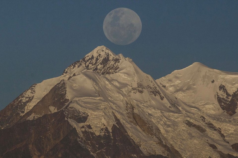 Το φεγγάρι των λουλουδιών στη Βολιβία / Φωτογραφία: EPA/ESTEBAN BIBA