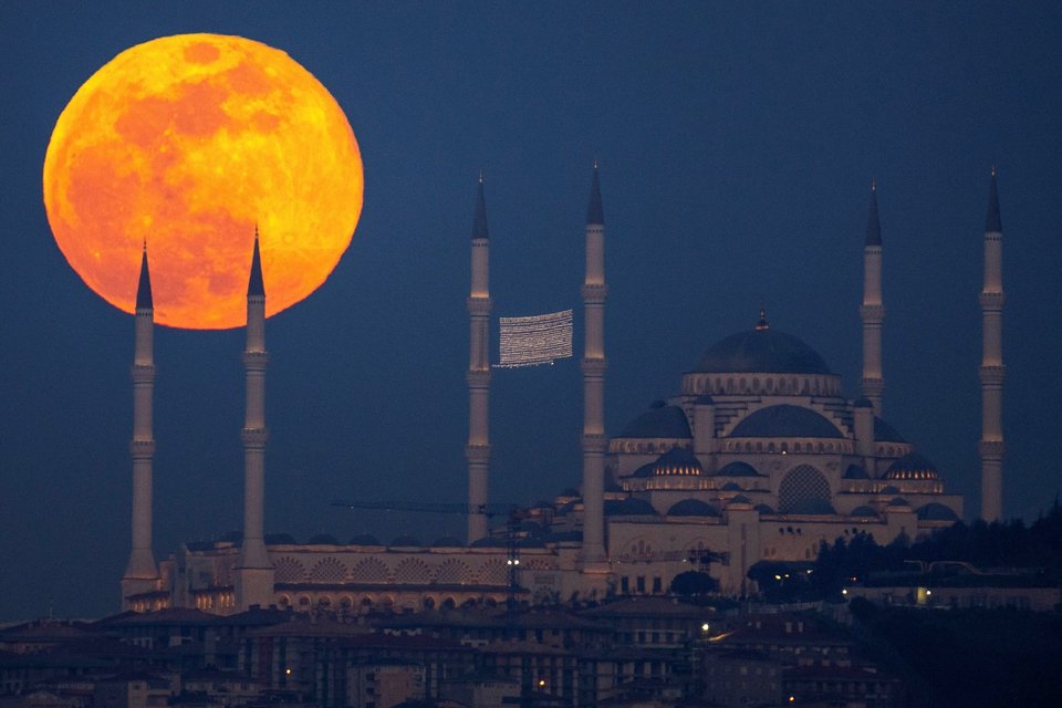 Η πανσέληνος του Μαΐου στην Κωνσταντινούπολη / Φωτογραφία: AP