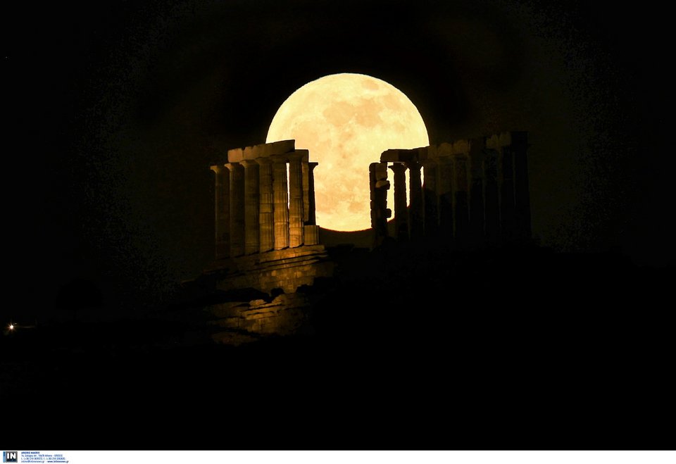 Η πανσέληνος των λουλουδιών πάνω από το Ναό του Ποσειδώνα, στο Σούνιο / Φωτογραφία: Intimenews/ΛΙΑΚΟΣ ΓΙΑΝΝΗΣ