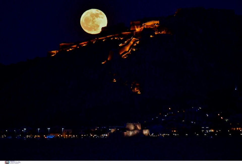 Η πανσέληνος των λουλουδιών πάνω από το Παλαμήδι, στο Ναύπλιο / Φωτογραφία: Intimenews