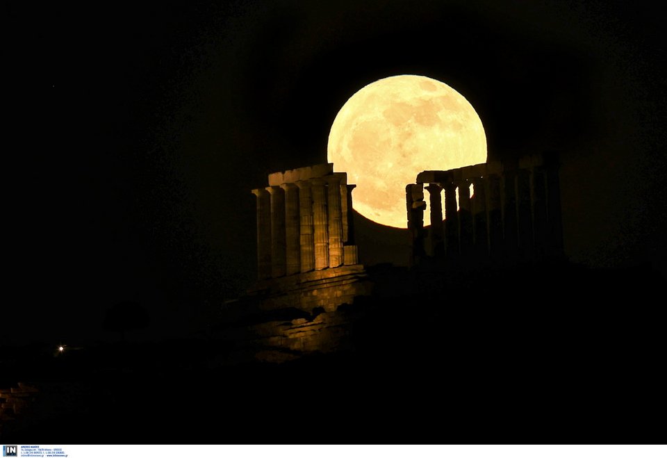 Η πανσέληνος των λουλουδιών πάνω από το ναό του Ποσειδώνα, στο Σούνιο / Φωτογραφία: Intimenews/ΛΙΑΚΟΣ ΓΙΑΝΝΗΣ